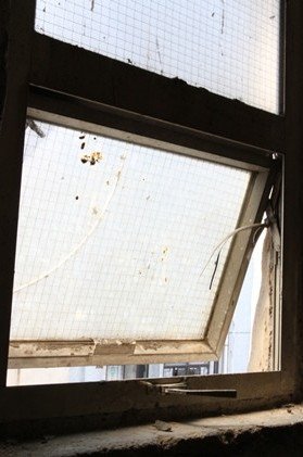 窗户破损
